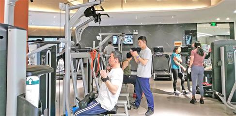 健身房里銀發(fā)族多起來 專家建議選擇適合的運動項目